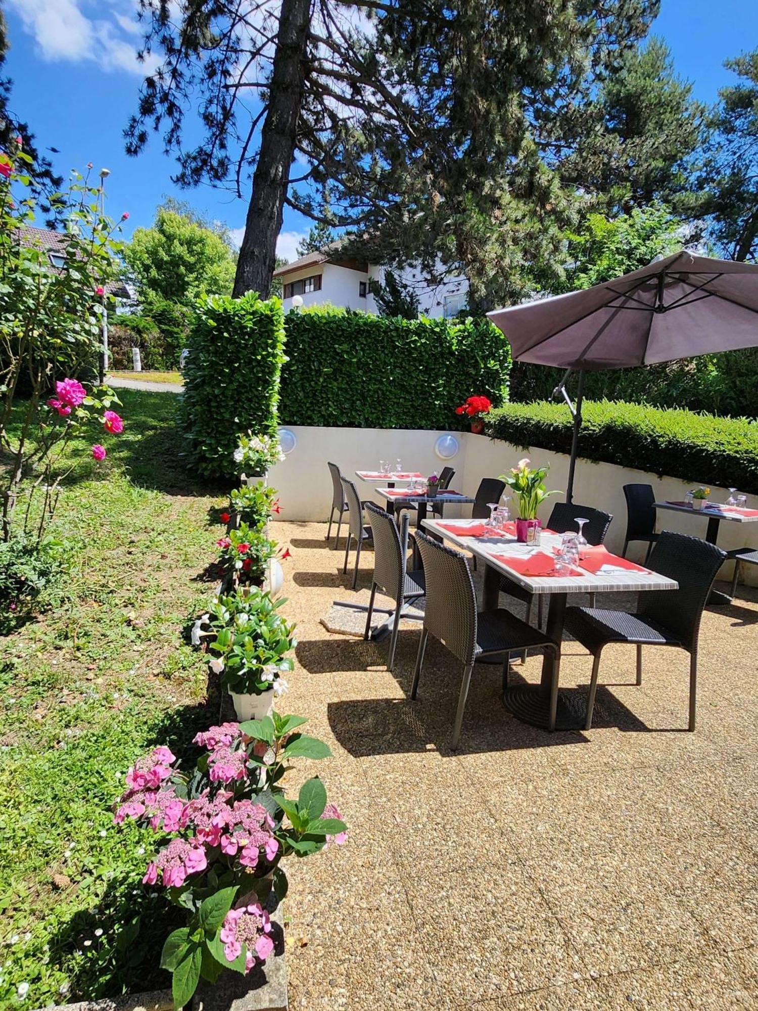 Campanile Annecy - Cran Gevrier Hotel Bagian luar foto