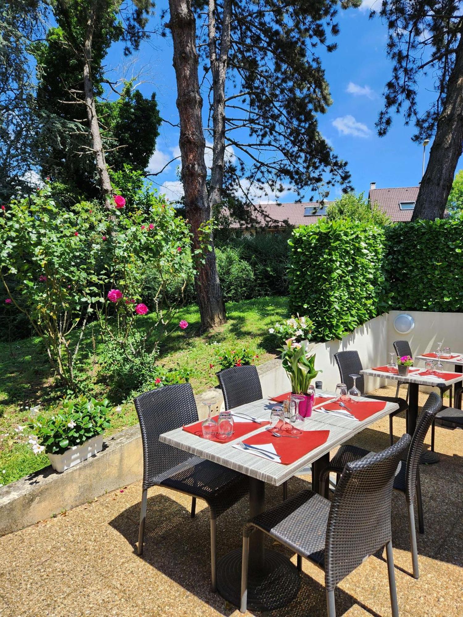 Campanile Annecy - Cran Gevrier Hotel Bagian luar foto