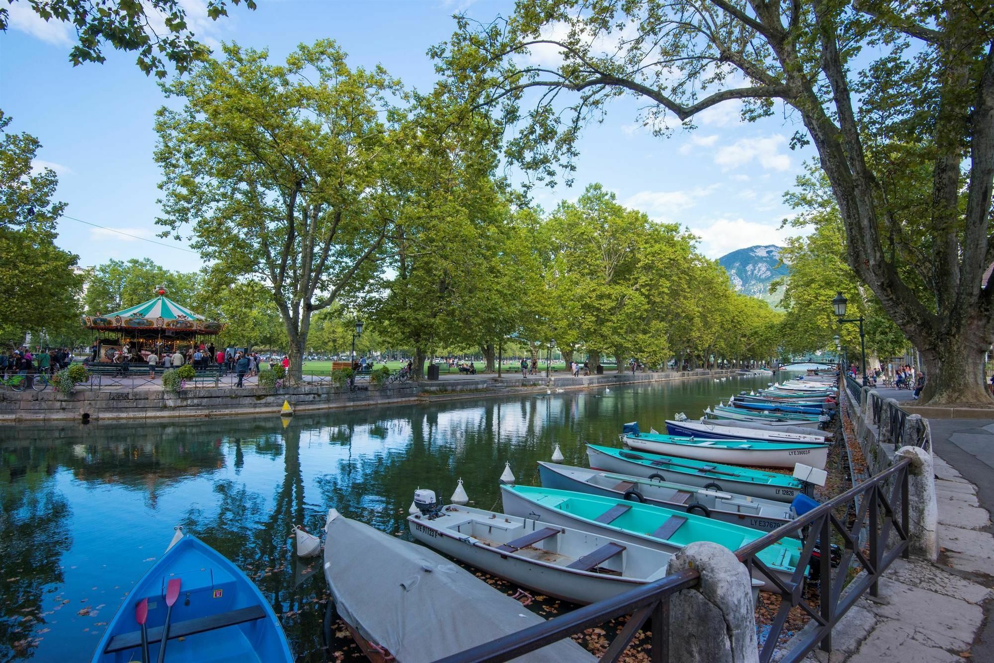 Campanile Annecy - Cran Gevrier Hotel Bagian luar foto