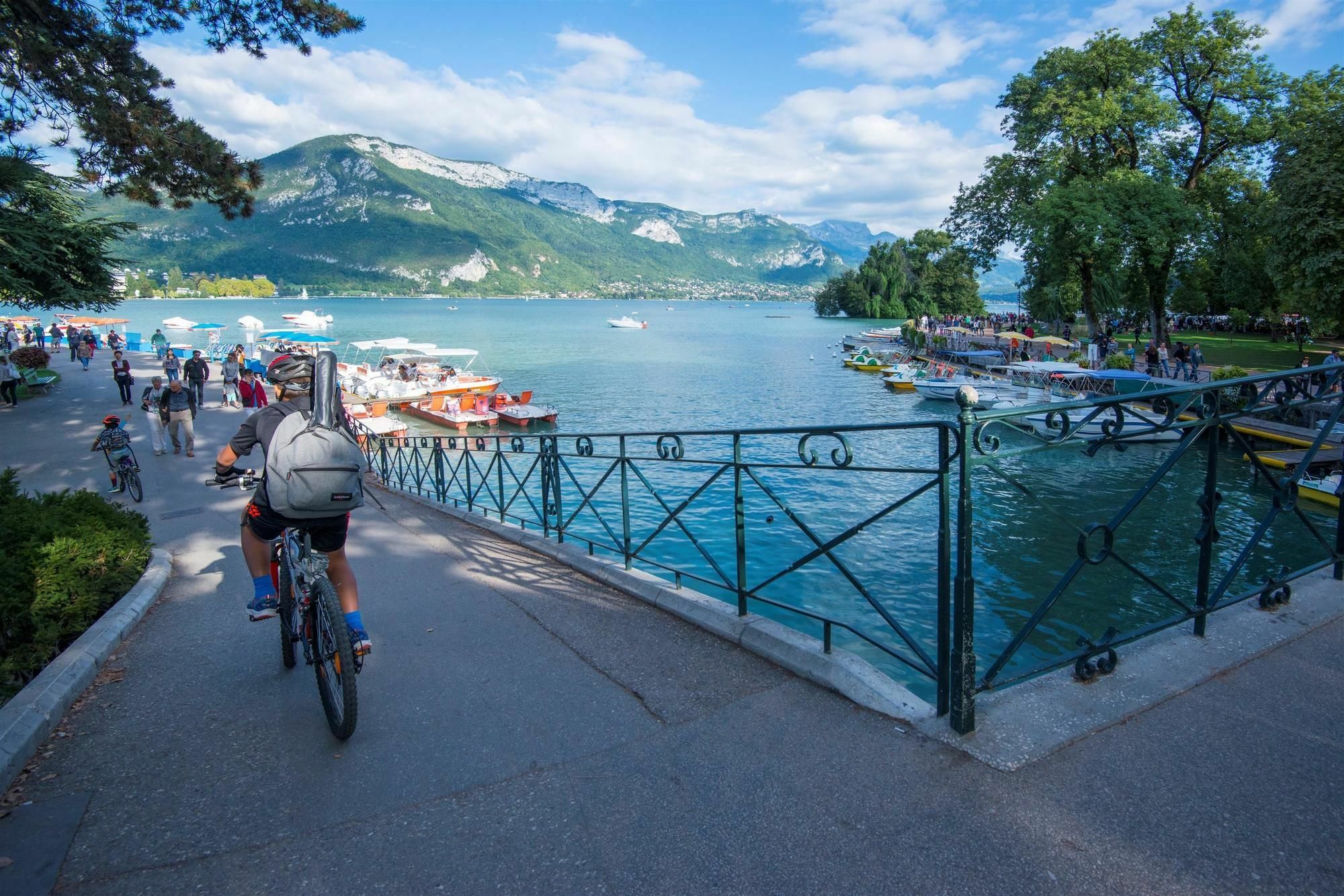Campanile Annecy - Cran Gevrier Hotel Bagian luar foto