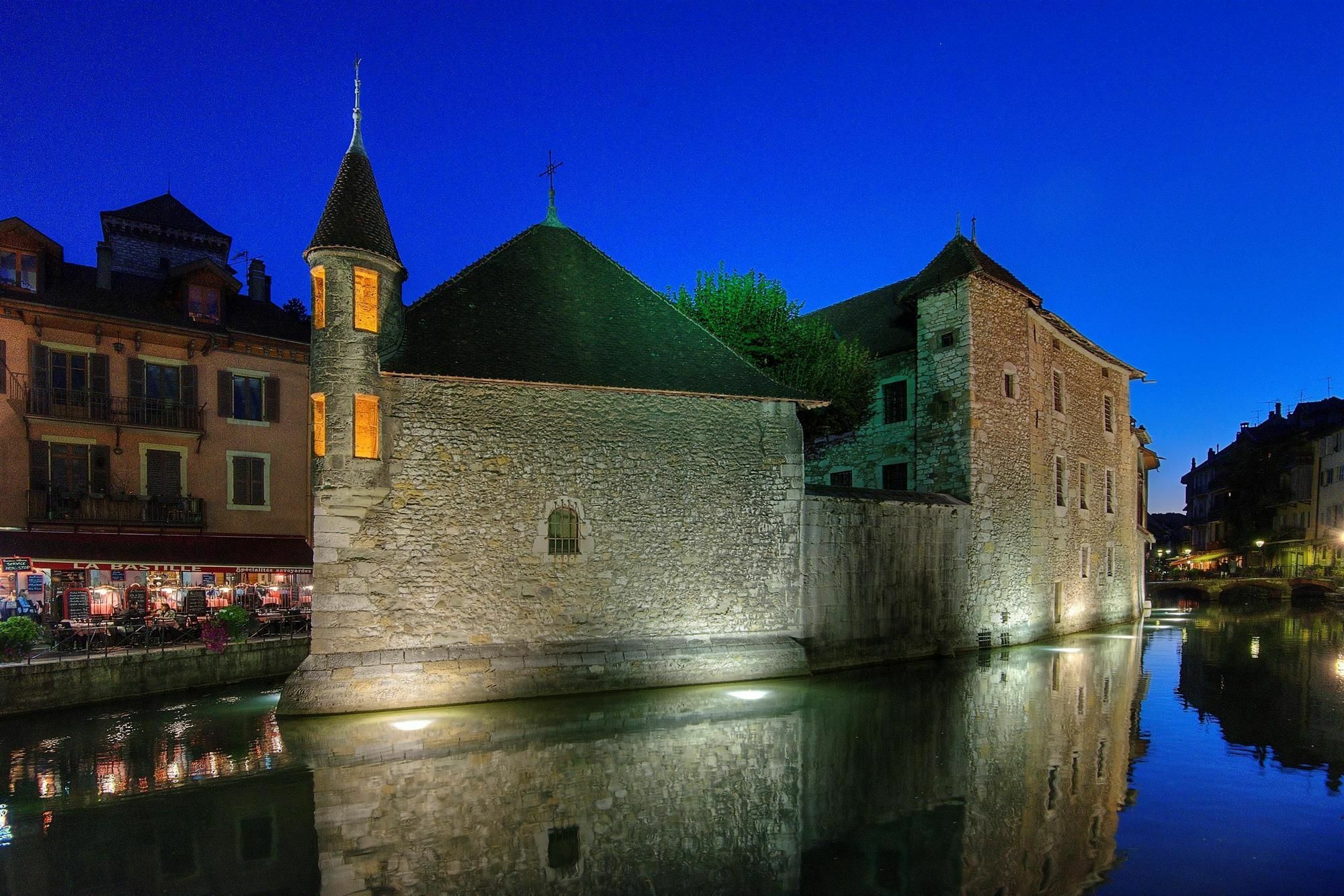 Campanile Annecy - Cran Gevrier Hotel Bagian luar foto