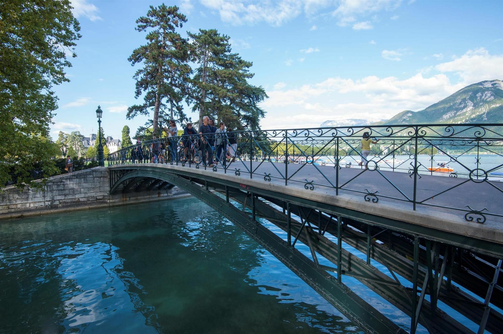 Campanile Annecy - Cran Gevrier Hotel Bagian luar foto