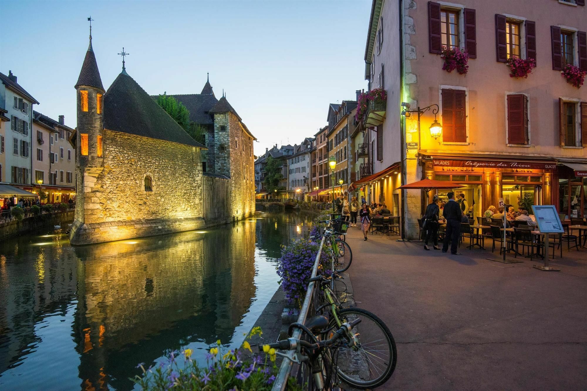 Campanile Annecy - Cran Gevrier Hotel Bagian luar foto