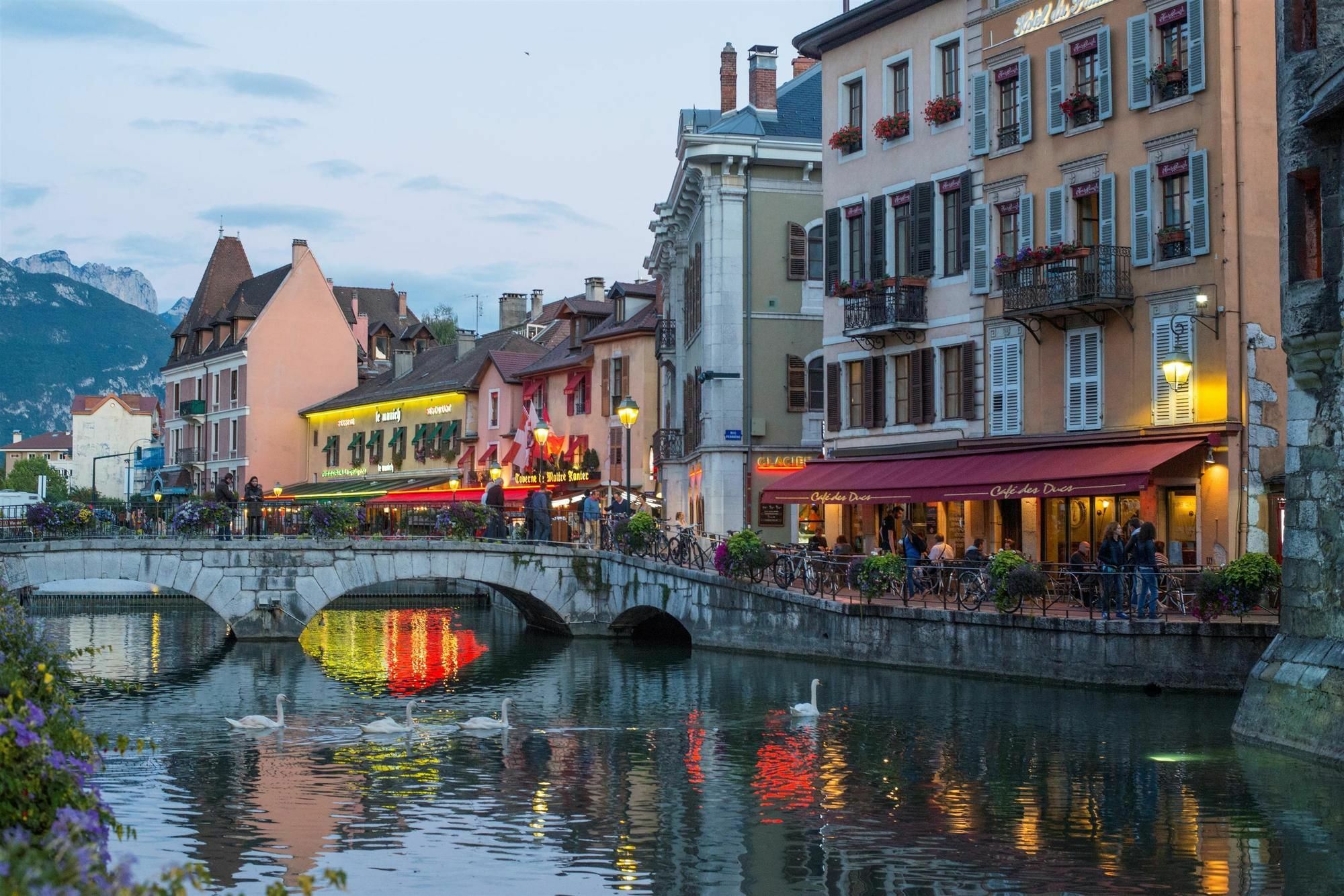 Campanile Annecy - Cran Gevrier Hotel Bagian luar foto